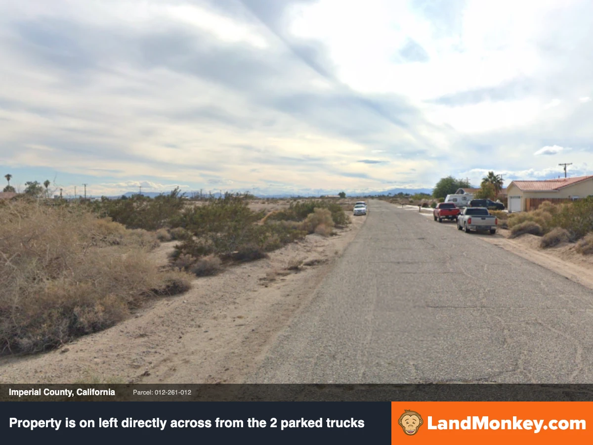 Settled neighborhood lot in Salton City-paved road, utilities at the line